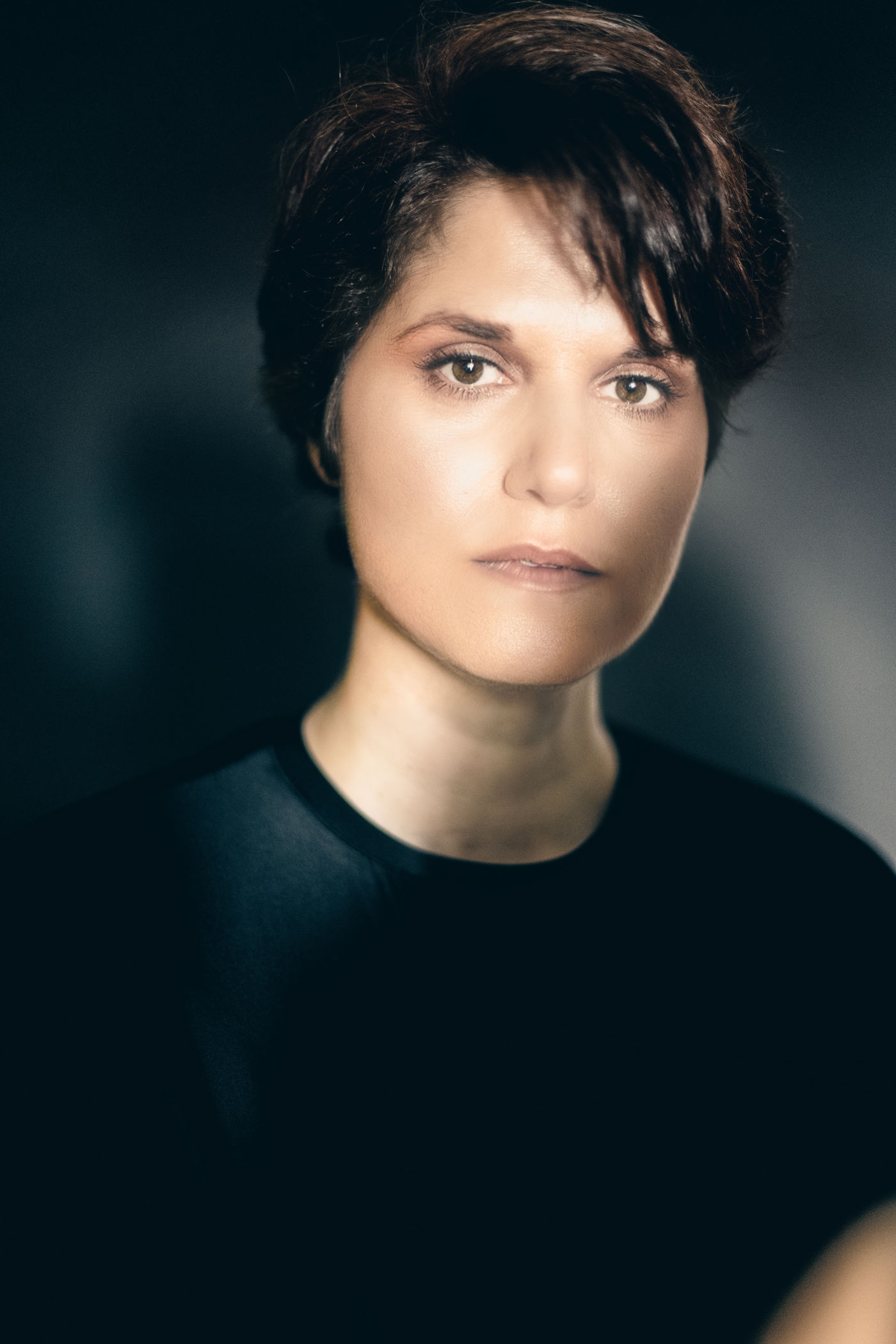 Portrait retouché fond noir 2025